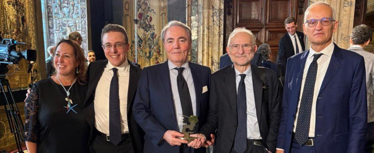 premio AIRC ritirato dal Prof. Apolone nel corso della cerimonia tenutasi al Quirinale